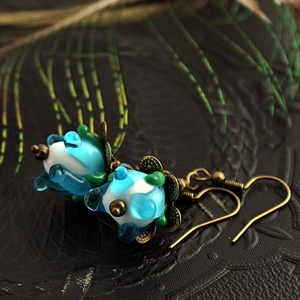 Bohém rózsa - kék-fehér lámpagyöngy virág fülbevaló, Muránói üvegékszer, kék üveggyöngy fülbevaló - ékszer - fülbevaló - lógó fülbevaló - Meska.hu