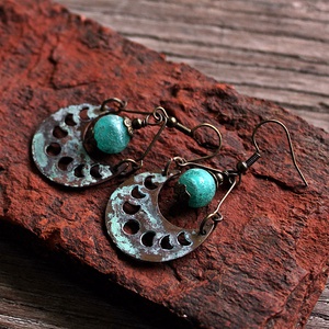 Artemis - rusztikus lámpagyöngy fülbevaló, holdfázis fülbevaló, türkiz zöld üveggyöngy fülbevaló, MURÁNÓI üveg ékszer - ékszer - fülbevaló - lógó fülbevaló - Meska.hu