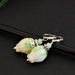 Alice - krémfehér lámpagyöngy virág fülbevaló, vanília üvegvirág fülbevaló, MURÁNÓI üvegékszer, Ékszer, Fülbevaló, Lógó fülbevaló, Ékszerkészítés, Üvegművészet, MESKA