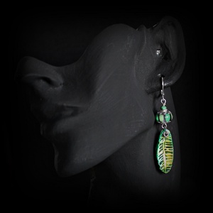 Csíkos lámpagyöngy fülbevaló leveles kerámiával, lila zöld üveggyöngy fülbevaló, MURÁNÓI üvegékszer - ékszer - fülbevaló - lógó fülbevaló - Meska.hu