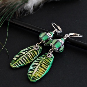 Csíkos lámpagyöngy fülbevaló leveles kerámiával, lila zöld üveggyöngy fülbevaló, MURÁNÓI üvegékszer - ékszer - fülbevaló - lógó fülbevaló - Meska.hu