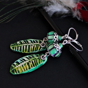 Csíkos lámpagyöngy fülbevaló leveles kerámiával, lila zöld üveggyöngy fülbevaló, MURÁNÓI üvegékszer - ékszer - fülbevaló - lógó fülbevaló - Meska.hu