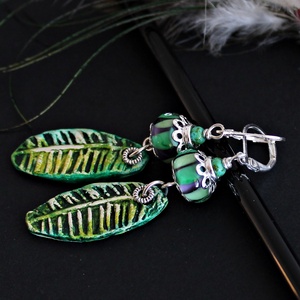 Csíkos lámpagyöngy fülbevaló leveles kerámiával, lila zöld üveggyöngy fülbevaló, MURÁNÓI üvegékszer, Ékszer, Fülbevaló, Lógó fülbevaló, Ékszerkészítés, Üvegművészet, MESKA