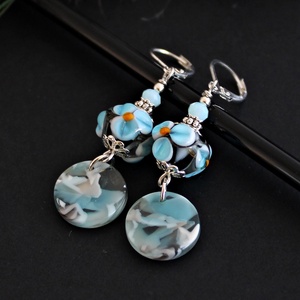 Nefelejcs - kék virágos lámpagyöngy fülbevaló, tavaszi üveggyöngy fülbevaló, MURÁNÓI üvegékszer, Ékszer, Fülbevaló, Lógó fülbevaló, Ékszerkészítés, Üvegművészet, A fülbevaló virágmintás lámpagyöngyeit magam olvasztottam gázláng fölött MURÁNÓI ÜVEGRÚDBÓL, függőj..., MESKA