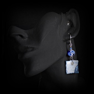 Arlésienne - kék lámpagyöngy fülbevaló porcelán függővel, kék üveggyöngy fülbevaló, MURÁNÓI üvegékszer - ékszer - fülbevaló - lógó fülbevaló - Meska.hu