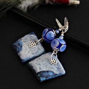 Arlésienne - kék lámpagyöngy fülbevaló porcelán függővel, kék üveggyöngy fülbevaló, MURÁNÓI üvegékszer - Meska.hu