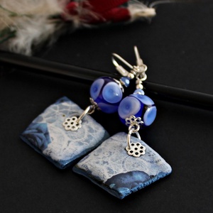 Arlésienne - kék lámpagyöngy fülbevaló porcelán függővel, kék üveggyöngy fülbevaló, MURÁNÓI üvegékszer - ékszer - fülbevaló - lógó fülbevaló - Meska.hu