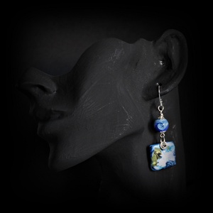 Arlésienne - kék lámpagyöngy fülbevaló porcelán függővel, kék üveggyöngy fülbevaló, MURÁNÓI üvegékszer - ékszer - fülbevaló - lógó fülbevaló - Meska.hu