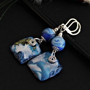 Arlésienne - kék lámpagyöngy fülbevaló porcelán függővel, kék üveggyöngy fülbevaló, MURÁNÓI üvegékszer - Meska.hu