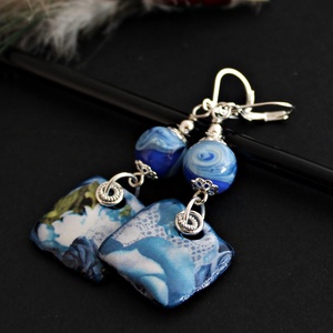 Arlésienne - kék lámpagyöngy fülbevaló porcelán függővel, kék üveggyöngy fülbevaló, MURÁNÓI üvegékszer - ékszer - fülbevaló - lógó fülbevaló - Meska.hu