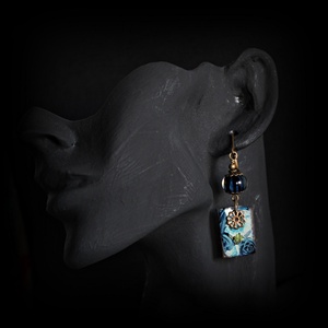 Arlésienne - csíkos lámpagyöngy fülbevaló porcelán függővel, kék üveggyöngy fülbevaló, MURÁNÓI üvegékszer - ékszer - fülbevaló - lógó fülbevaló - Meska.hu