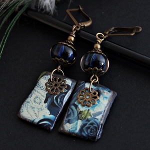 Arlésienne - csíkos lámpagyöngy fülbevaló porcelán függővel, kék üveggyöngy fülbevaló, MURÁNÓI üvegékszer, Ékszer, Fülbevaló, Lógó fülbevaló, Ékszerkészítés, Üvegművészet, MESKA