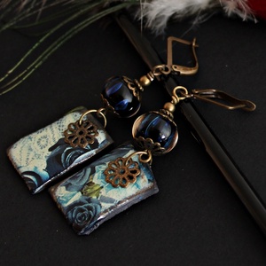 Arlésienne - csíkos lámpagyöngy fülbevaló porcelán függővel, kék üveggyöngy fülbevaló, MURÁNÓI üvegékszer - ékszer - fülbevaló - lógó fülbevaló - Meska.hu