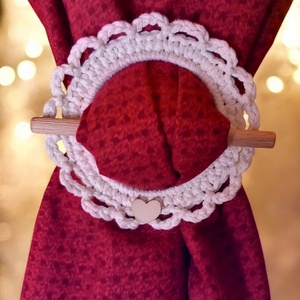 Egyedi, horgolt függöny elkötő karika szivecske díszítéssel, Otthon & Életmód, Lakástextil, Függöny és kiegészítő, Függöny elkötő, Csomózás, Horgolás, MESKA