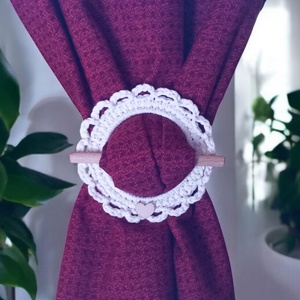 Egyedi, horgolt függöny elkötő karika szivecske díszítéssel - otthon & életmód - lakástextil - függöny és kiegészítő - függöny elkötő - Meska.hu