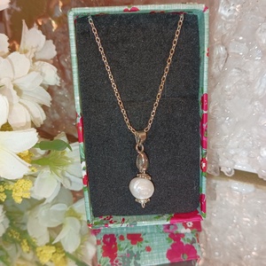 Selymes kagylógyöngy lánc - ékszer - nyaklánc - medálos nyaklánc - Meska.hu