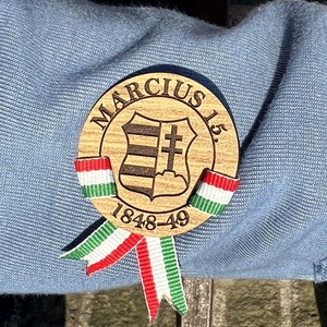 Kokárda 4 cm  szalaggal átkötve biztostűvel rögzíthető - ékszer - kitűző és bross - Meska.hu