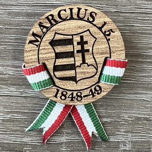 Kokárda 4 cm  szalaggal átkötve biztostűvel rögzíthető, Ékszer, Kitűző és Bross, Famegmunkálás, Gravírozás, pirográfia, MESKA