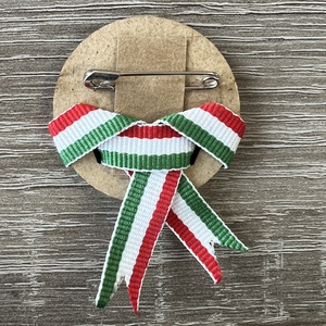 Kokárda 4 cm  szalaggal átkötve biztostűvel rögzíthető - ékszer - kitűző és bross - Meska.hu