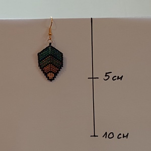 Színes fülbevaló 1 mm-es üveggyöngyből - ékszer - fülbevaló - lógó fülbevaló - Meska.hu