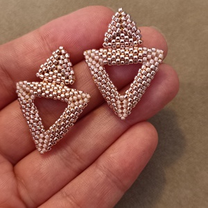 Rosegold színű fülbevaló japán üveggyöngyből  - ékszer - fülbevaló - lógó fülbevaló - Meska.hu