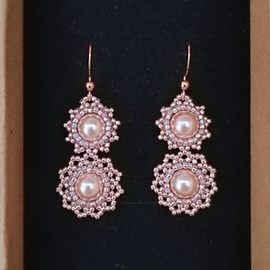 Rosegold színű üveggyöngy fülbevaló - ékszer - fülbevaló - lógós kerek fülbevaló - Meska.hu