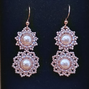 Rosegold színű üveggyöngy fülbevaló, Ékszer, Fülbevaló, Lógós kerek fülbevaló, Gyöngyfűzés, gyöngyhímzés, MESKA