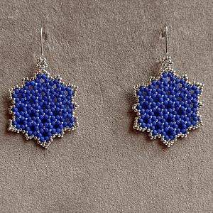 Kobalték és ezüst színű fülbevaló üveggyöngyből - ékszer - fülbevaló - lógó fülbevaló - Meska.hu
