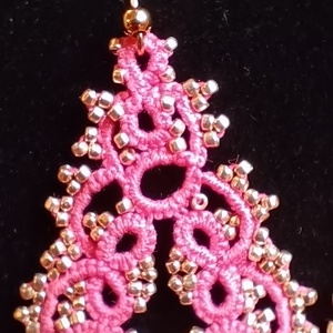 Pink és rosegold hajócsipke fülbevaló üveggyöngy díszítéssel nemesacél akasztóval - ékszer - fülbevaló - csillár fülbevaló - Meska.hu