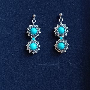 Üveggyöngy fülbevaló türkiz howlit ásványgyönggyel - ékszer - fülbevaló - lógós kerek fülbevaló - Meska.hu