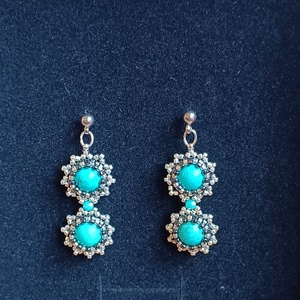 Üveggyöngy fülbevaló türkiz howlit ásványgyönggyel - ékszer - fülbevaló - lógós kerek fülbevaló - Meska.hu