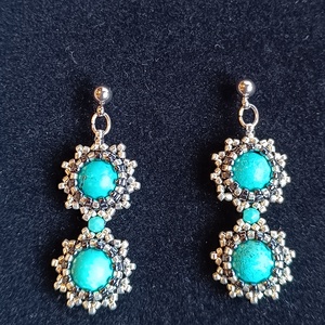 Üveggyöngy fülbevaló türkiz howlit ásványgyönggyel - ékszer - fülbevaló - lógós kerek fülbevaló - Meska.hu