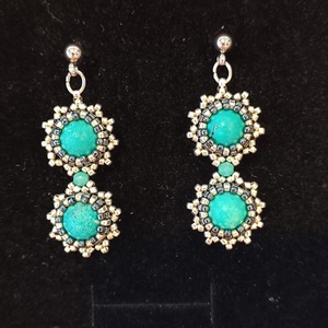 Üveggyöngy fülbevaló türkiz howlit ásványgyönggyel, Ékszer, Fülbevaló, Lógós kerek fülbevaló, Gyöngyfűzés, gyöngyhímzés, MESKA