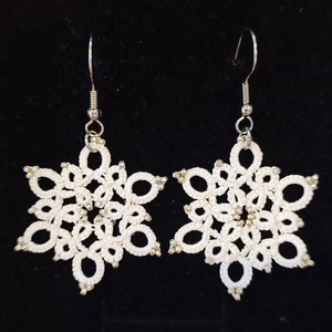 Hajócsipke jégvirág fülbevaló üveggyöngy díszítéssel nemesacél akasztóval, Ékszer, Fülbevaló, Lógós kerek fülbevaló, Csipkekészítés, Csomózás, MESKA