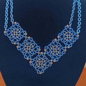 Hajócsipke nyakék üveggyöngy díszítéssel , Ékszer, Nyaklánc, Gyöngyös nyaklánc, Csipkekészítés, Csomózás, MESKA