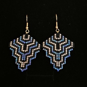 Geometrikus fülbevaló üveggyönyből - ékszer - fülbevaló - lógó fülbevaló - Meska.hu