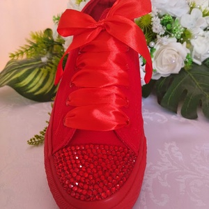 Esküvői, menyasszonyi,menyecske piros tornacipő , piros strasszos díszítéssel - esküvő - cipő és cipőklipsz - Meska.hu