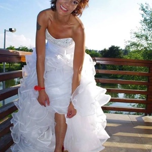 Esküvői, menyasszonyi,menyecske tornacipő , piros strasszos díszítéssel - esküvő - cipő és cipőklipsz - Meska.hu