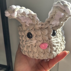 Nyuszis horgolt tároló - otthon & életmód - dekoráció - asztal és polc dekoráció - zenedoboz - Meska.hu