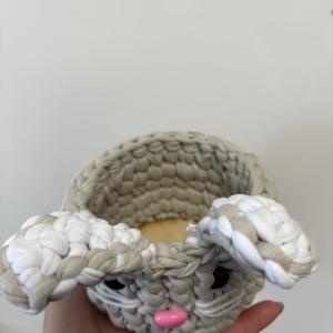 Nyuszis horgolt tároló - otthon & életmód - dekoráció - asztal és polc dekoráció - zenedoboz - Meska.hu