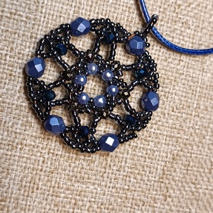 Gyöngy medál - kék-fekete - Meska.hu