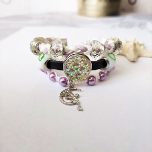 Élénk színekben pompázó csillogós karkötő - ékszer - karkötő - karkötő medállal - Meska.hu