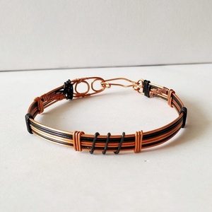 Karkötő hölgyeknek rézdrótból fekete csíkokkal (2) - ékszer - karkötő - karperec - Meska.hu