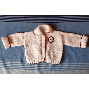 Baby kardigán fehér-bordó, kötött - ruha & divat - babaruha & gyerekruha - pulóver - Meska.hu