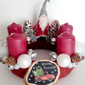 Adventi koszorú bordó gyertyákkal,manóval, Karácsony, Adventi díszek, Adventi koszorú, Virágkötés, Meska