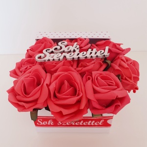 Virág doboz,piros rózsákkal - otthon & lakás - dekoráció - virágdísz és tartó - virágbox, virágdoboz - Meska.hu