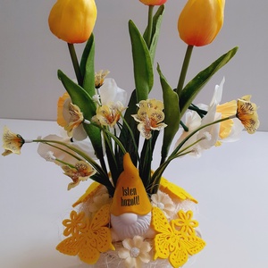 Tavaszi asztaldísz sárga tulipánokkal és manóval, Otthon & Lakás, Dekoráció, Asztal és polc dekoráció, Asztaldísz, Virágkötés, MESKA