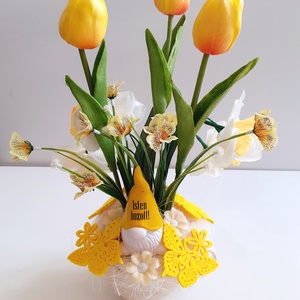 Tavaszi asztaldísz sárga tulipánokkal és manóval - otthon & lakás - dekoráció - asztal és polc dekoráció - asztaldísz - Meska.hu