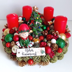 Adventi koszorú-Elf manóval és karácsonyfával, Karácsony, Adventi díszek, Adventi asztaldísz, Virágkötés, MESKA