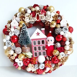 Karácsonyi kopogtató manóval, házzal és fenyőfával, Karácsony, Adventi díszek, Adventi ajtódísz, Virágkötés, MESKA